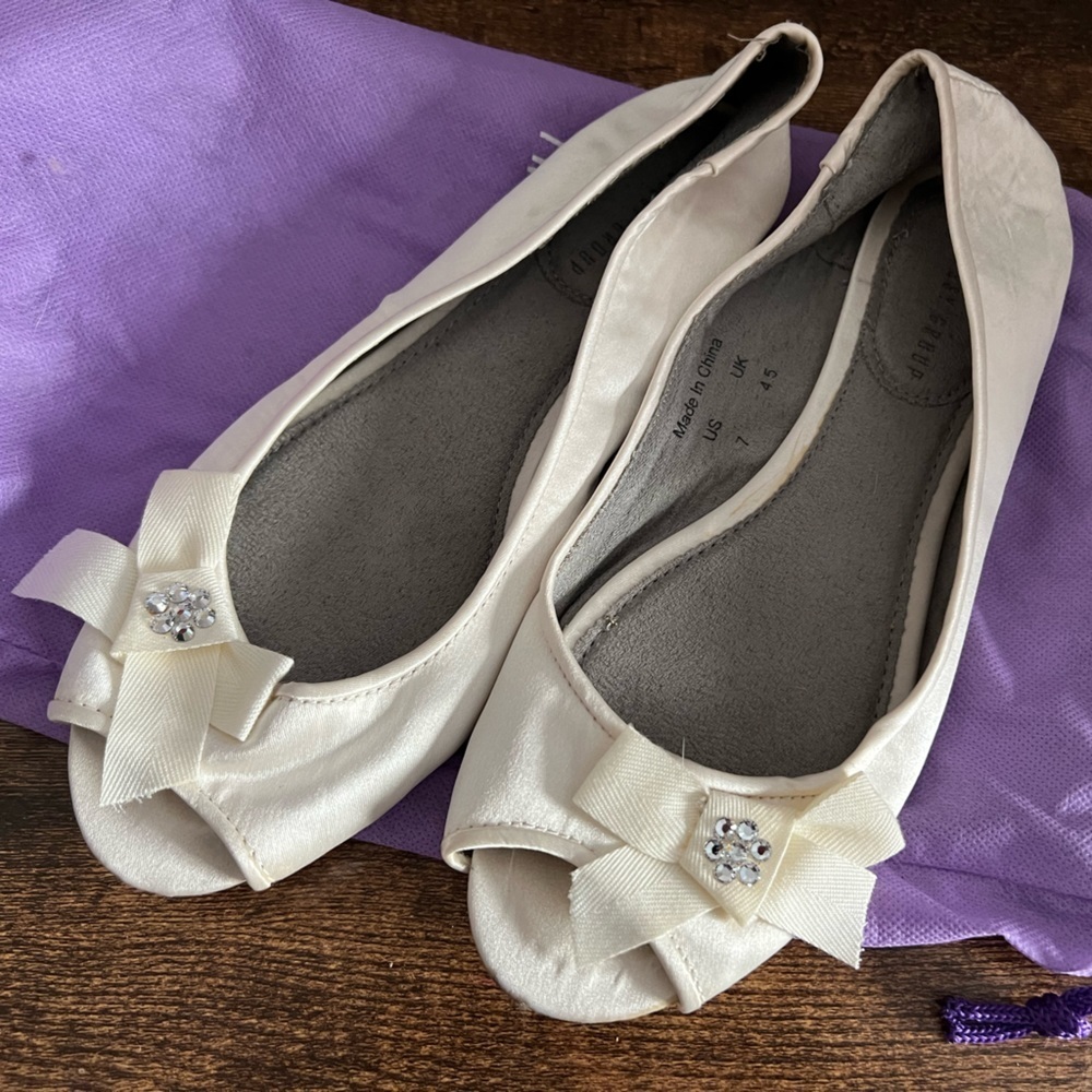 Vintage ivory flats in excellent condition, only ever tried on